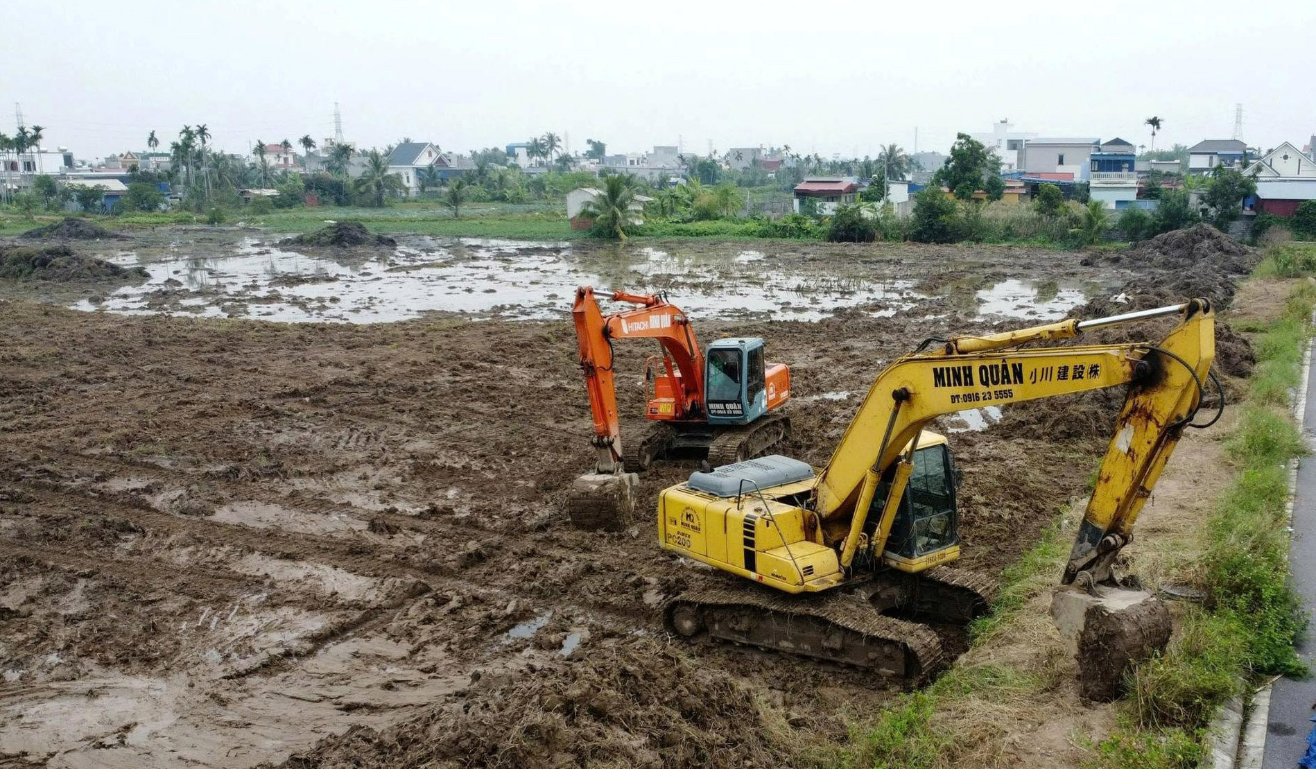 Ngay sau lễ khởi công, nhà thầu huy động máy móc, thiết bị thi công xây dựng khu tái định cư Hữu Bằng, xã Kiến Thụy.